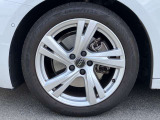 18インチ純正アルミホイール装備 全車両に標準装備の純正アルミホイールは、純正ならではのバランスの良いデザインと、走行安定性をお楽しみ頂けます。