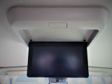 後席用のTVモニターも装備しています。 後席の同乗者も退屈させません!