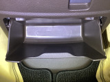 足元部分にはちょっとした小物を入れるのに便利な収納BOXもあります。
