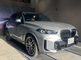 【BMWの伝統-1】BMWの特徴的な&ldquo;キドニーグリル&rdquo;は、80年以上続く伝統の形でございます。変わらないこだわりのデザインが、プレミアムブランド&ldquo;BMW&rdquo;を創り出します。