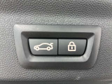 MINIの運転席操作部は、中央に構えるディスプレイが最大の特徴です。航空機を思わせるトグルスイッチなど、直感的で遊び心のあるメカニカルな操作感が、ゴーカートのような走りの高揚感を高めます。