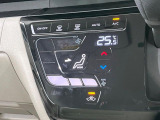 【オートエアコン】一度お好みの温度に設定すれば、車内の温度を検知し風量や温度を自動で調整。暑い&hellip;寒い&hellip;と何度もスイッチ操作をする必要はありません。快適な車内空間には必須の機能ですね♪