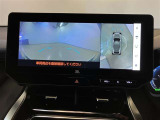 映像で見づらい車両周辺の確認をアシスト。クルマを真上から見ているような映像を表示。 運転席から確認しにくい車両周囲の状況を把握。