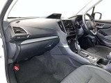 高いホールド性で運転姿勢が安定します。長距離ドライブでも疲れにくいのが魅力です。快適なドライビングライフをお送りください♪