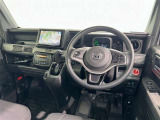 運転席まわりです。 各操作スイッチは使いやすい位置に配置されてます。