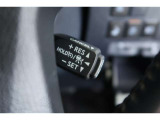 【レーダークルーズコントロール】アクセルペダルを踏まなくても、車間制御モードでは、先行車の車速変化に合わせた追従走行を行い、自動的に加速・減速・停止をします。