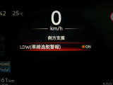車線逸脱警報は、走行車線から逸脱しそうな場合にメーター内の警告灯とブザーで危険回避を知らせてくれる安全機能です♪