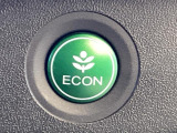 【eコンスイッチ】低燃費運転をサポートするECONモード。スイッチをONすると、エンジンやトランスミッション、A/Cなどを協調制御し、燃費の向上に貢献。エコドライブの効果を高めます。