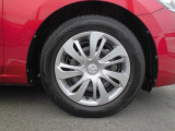フルホイールキャップ付きタイヤとなっております。タイヤサイズは185/65R15です。