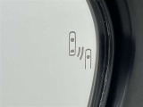 隣車線を走る車両をレーダーで検知し、ドアミラーでは確認しにくい後側方エリアに存在する車両に加え、急接近してくる車両も検知します。車両を検知するとドアミラーに搭載されたLEDインジケーターが点灯します。
