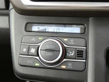フロントオートエアコン装備ですので常にお好みの温度に調整ができ車内を快適な空間に保ってくれます。