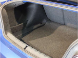 BMWではスペアタイヤが非搭載となるため、スペースは拡大されており、収納スペースとして利用可能。トランクの下にも収納スペースがあり、意外と役に立つスペースでございます。