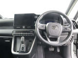 視界良好、足元広々!快適な運転席回りです