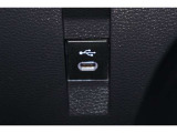 データ通信/給電用のUSBポートが装備されています。iPhoneやスマートフォンを繋いで音楽を再生したり、充電したり。車内にあると便利なアイテムのひとつですね!