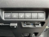 パワーバックドアスイッチ、AC100Vスイッチ、ステアリングヒータースイッチ、フロントワイパーデアイサースイッチ、カメラスイッチ、オートマチックハイビームスイッチ。