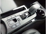 こちらのシフトは、車両にマッチしたデザインになっています!握りやすく、操作し易い配置になっていますので、いつも触れるシフトだからこそ、大切ですね!