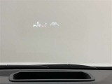 ヘッドアップディスプレイ。視界の中に速度やナビの右左折案内が表示されます。メーターに視線を落とさずに必要な情報が確認できます。