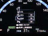 ブラインドスポットモニター】後側方から接近する車両を検知。 衝突の危険があると判断した場合、ドアミラー表示や警報音でドライバーに注意を促します。