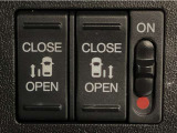【両側パワースライドドア】両側がパワースライドドアになっており、運転席のスイッチやスマートキーでも開閉が可能です!開口部も広いので乗り降りも楽々♪