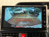 【バックカメラ】 駐車時に車両後方の様子を見ることができるので、運転の不安を軽くします。