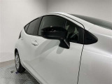 ドアミラーはブラックとなっております。ブラインドスポットモニター付きなので、後方接近車両をランプと音で知らせ車線変更をサポートしてくれます。