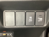 VSA装備車です。VSAはドライバーの操作と車の動きを見守っています。もし車の挙動が乱れたとき、4輪別々にブレーキをかけたり、エンジンパワーをしぼることによって車を安定させます。