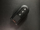 電子カードキーを携帯していれば、ドアハンドルやバックドアのリクエストスィッチを押すだけでドアの施錠、開錠が行えます。電子カードキーがないとエンジンが始動しない、盗難防止に役立つイモビライザー機能付