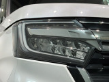 LEDヘッドライトは、点灯の瞬間から最大光量を発揮し、突然暗くなるトンネルなどでの安定感を高めます。