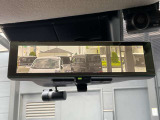 スマートルームミラーは、車両後方に設置されたカメラの映像を、ルームミラーに映し出すことで、死角をなくし、安全性を向上させることができます。また、夜間や雨天時でも、クリアな映像を映し出すことができます。