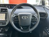 本革巻きステアリング装備。指先で操作できるオーディオスイッチ/クルーズコントロール/視線を逸らさず操作可能です。