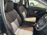 運転席の画像です。足元やシートまわりに余裕があり、リラックスした姿勢で運転が可能です。視界も良好で操作系へのアクセスもしやすく、快適で安心感のあるドライブをサポートします。