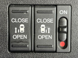 【両側パワースライドドア】スマートキーや運転席のスイッチで後席両側スライドドアの開閉が可能♪電動だから力を入れてドアを開ける必要が無く、小さなお子様でも簡単に開け閉めでき快適です♪