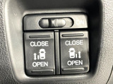 【両側パワースライドドア】スマートキーや運転席のスイッチで後席両側スライドドアの開閉が可能♪電動だから力を入れてドアを開ける必要が無く、小さなお子様でも簡単に開け閉めでき快適です♪