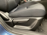 運転席にはドライバーの体型や好みに応じて前後方向だけでなく、高さの調整ができるシートリフターを装備!