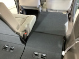 リアシートは簡単に倒すことができるので、ラゲッジルームも広がります。
