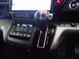 インパネシフトだから視線の移動も少なく足元もスッキリ。運転席もゆったりしているのでゆとりを持ってドライブできますね。