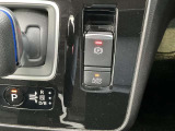 オートブレーキホールド機能は、ブレーキ操作によって停車した際に、自動的にブレーキ力を保持する機能。ブレーキ力が保持されているときにアクセルを踏むと、自動的にブレーキが解除され、発進することができます。