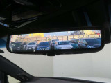 車両後方の視界をクリアに映し出す「デジタルインナーミラー」搭載です。