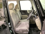 女性でも運転がしやすいように、シートの高さ調整機能(シートリフター)がついています。運転席と助手席の間が空いている為、助手席側への移動がスムーズです。交通量の多い道でも助手席側から乗り降りができます。