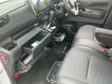 グローブボックスの他にも収納をご用意してます。車内をスッキリ見せることができます。