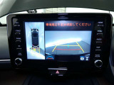 【パノラミックビュー】・・・車両の前後左右に搭載した4つのカメラにより、クルマを真上から見ているような映像を表示。運転席から確認しにくい車両周囲の状況を把握できます。