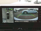 空から見下ろすような視点で、スムーズな駐車と安全確認をサポートする「アラウンドビューモニター」付です。