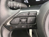 運転中、オーディオの操作をしてて、ハッとしたことはありませんか?ステアリングスイッチは、運転中でもハンドルでオーディオの操作が可能です。安全なドライブをサポートします。
