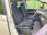 運転席まわりには十分なスペースがあり、大柄な方でもゆったり運転していただける環境です。