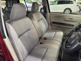運転席の画像です。足元やシートまわりに余裕があり、リラックスした姿勢で運転が可能です。視界も良好で操作系へのアクセスもしやすく、快適で安心感のあるドライブをサポートします。