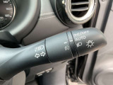 オートライトとは、自動車に装着された自動点灯式ライトのことです。周囲が暗くなるとライトが自動で点灯し、明るくなると自動で消灯する機能を持っています。