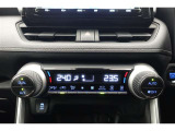★運転席と助手席でそれぞれお好みに合わせて温度設定が行えるフルオートエアコンです。外気温や室温、日射量を感知し、吹き出し温度、風量を緻密に制御します