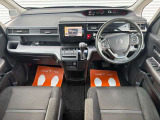 運転席廻りの画像です。操作スイッチ類もキレイな状態です。専門のスタッフが内外装を清掃・きめ細かい箇所までクリーニングしています