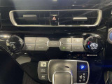 【オートエアコン】一度お好みの温度に設定すれば、車内の温度を検知し風量や温度を自動で調整。暑い&hellip;寒い&hellip;と何度もスイッチ操作をする必要はありません。快適な車内空間には必須の機能ですね♪