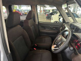 運転席の画像です。足元やシートまわりに余裕があり、リラックスした姿勢で運転が可能です。視界も良好で操作系へのアクセスもしやすく、快適で安心感のあるドライブをサポートします。